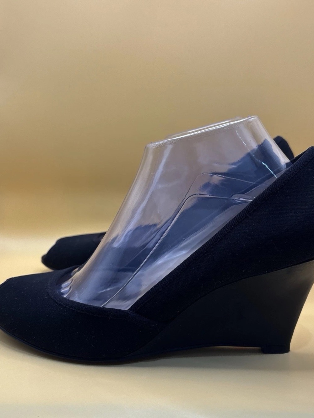 Ellen Tracy Wedge Pumps Womens 8.5 Black Peep Toe Stretch Fabric Career Shoes - Picture 3 of 11